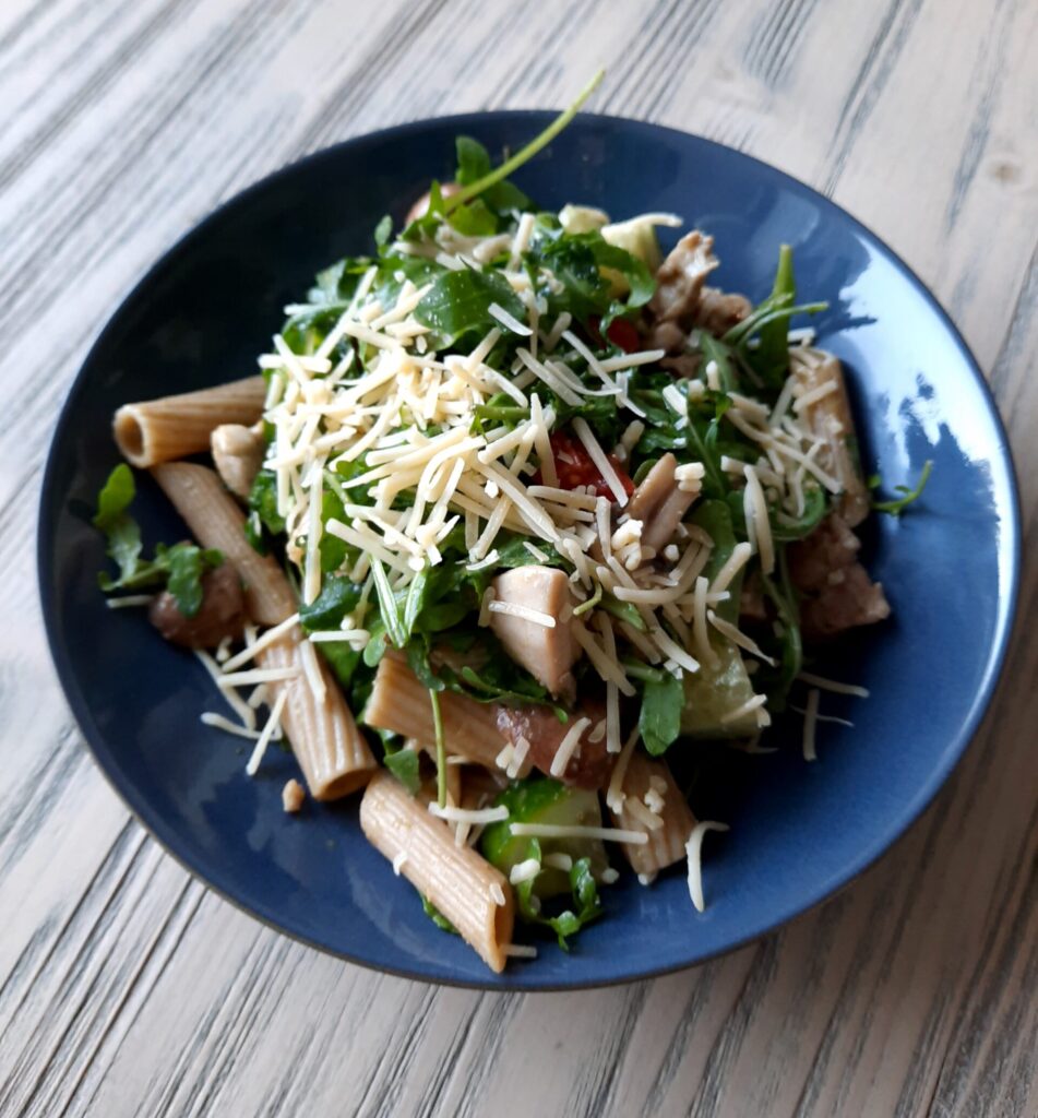 Pasta salade vol met goede voedingsmiddelen